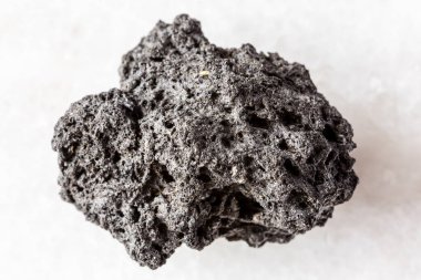 Sicilya, İtalya 'dan yakın beyaz mermer arka planda ham sünger taşı minerali örneği