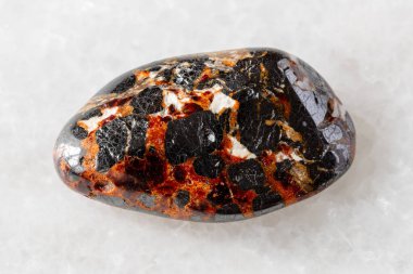 New Jersey, ABD 'den buraya yakın beyaz mermer arka planda devrilmiş franklinit ve zincit mineralleri örneği.