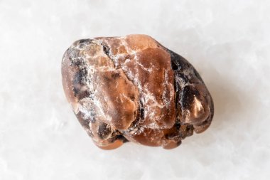 Pakistan 'dan yakın plan beyaz mermer üzerine kaba üçlü mineral örneği