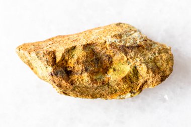 Beyaz mermer arka planda ham kunduz-cu minerali örneği. Rusya, Bashkiria 'dan yakın plan.