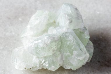 Dalnegorsk, Primorye, Rusya yakınlarındaki beyaz mermer arka planda kaba veri minerali örneği