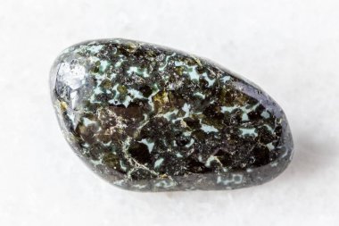 Rusya, Karelia 'dan yakın plan üzerine cilalanmış gabbro-norite kaya örneği.