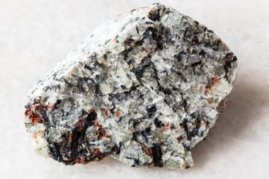 Rusya 'nın Kola Yarımadası yakınlarındaki beyaz mermer zemin üzerinde ham foyaite kayası örneği