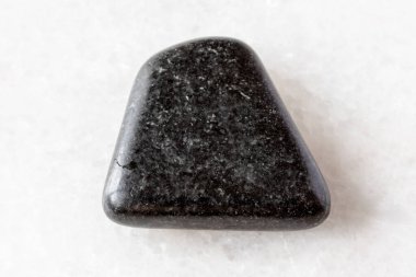 Rusya, Karelia 'daki beyaz mermer arka planda cilalanmış dolerit minerali örneği