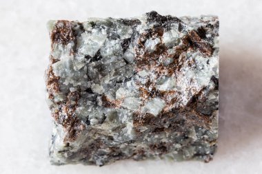 Khibiny, Kola Yarımadası, Rusya yakınlarındaki beyaz mermer zemin üzerinde Eudialyte kaya ile kaba khibinite örneği