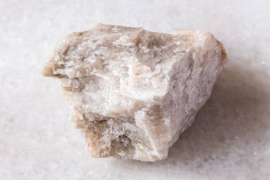 Kuzey Karelia, Rusya 'dan yakın plan beyaz mermer üzerinde ham oligoclaz kaya örneği