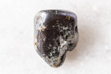 Beyaz mermer arka planda cilalanmış kleyofane ve mantar taşı örneği Rusya, Karelia 'dan yakın plan