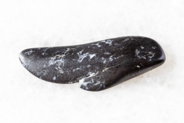 İtalya, Liguria 'dan gelen beyaz mermer arka planda devrilmiş braunite minerali örneği