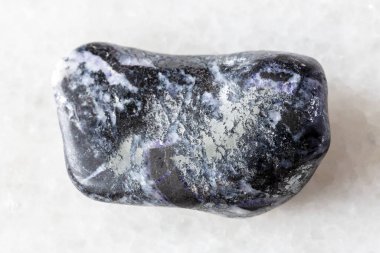 Kırgızistan 'dan yakın plan beyaz mermer üzerine devrilmiş antimonit minerali örneği