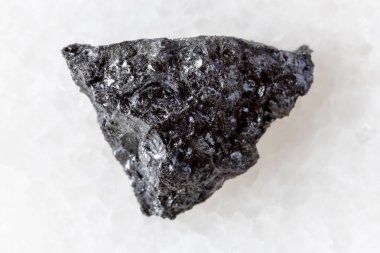 Yakutia, Rusya 'dan yakın plan beyaz mermer üzerine kaba kabartma minerali örneği