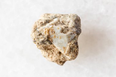 Akhtaranda, Yakutia, Rusya yakınlarındaki beyaz mermer arka planda ham achtarandite minerali örneği