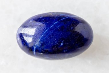 Afganistan, Badakhshan 'daki beyaz mermer arka planda cilalanmış lapis Lazuli Mücevher örneği