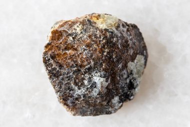 Khibiny, Kola Yarımadası, Rusya yakınlarındaki beyaz mermer arka planda kaba kahverengi titanit minerali örneği