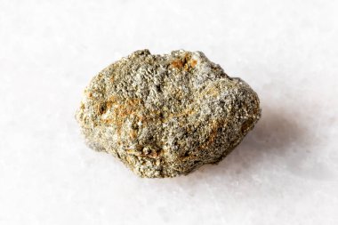 Beyaz mermer arka planda çalışmayan pirit minerali örneği yakın plan