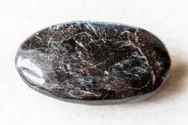 Grönland yakınlarındaki beyaz mermer arka planda cilalanmış nuummite minerali örneği