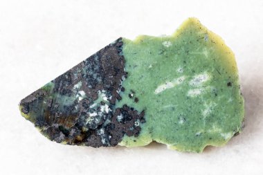 Teyskoe mevduatı, Hakassia, Rusya 'dan yakın plan beyaz mermer zemin üzerinde Teysskiy taşı rcut örneği