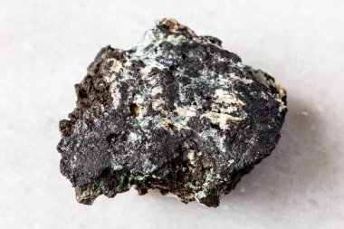 Beyaz mermer arka planda ham tenorit kaya örneği. Güney Urallar, Rusya 'dan yakın plan.