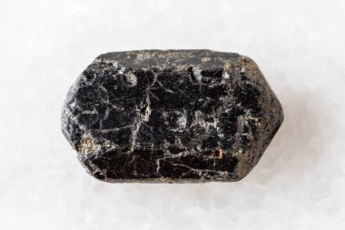 Bohemya, Çek Cumhuriyeti yakınlarındaki beyaz mermer arka planda ham augite minerali örneği