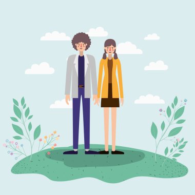 Genç çift üzerinde parkta yürüyüş