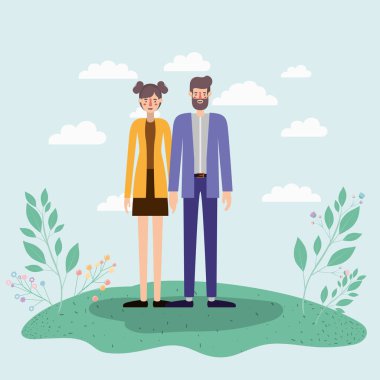 Genç çift üzerinde parkta yürüyüş