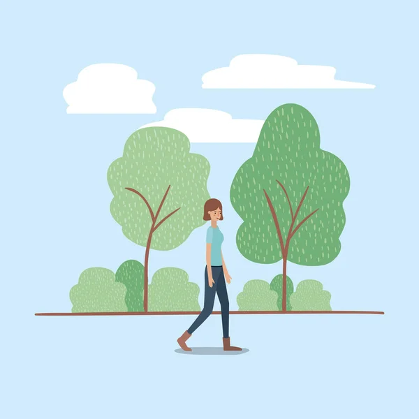 Mujer joven caminando por el parque — Vector de stock