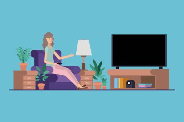 Genç kadın üzerinde oturma TV izlerken