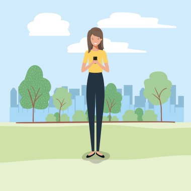 Genç iş kadını Park smartphone ile sohbet