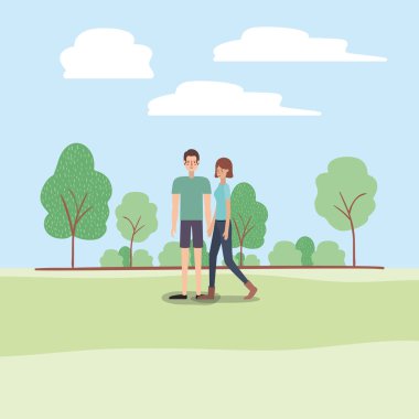 Genç çift üzerinde parkta yürüyüş