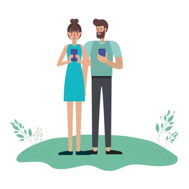 Genç çift çim Smartphone kullanarak