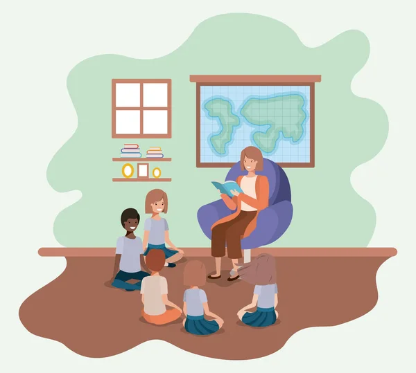 아이 들과 함께 소파에 여자 읽기 책 — 스톡 벡터