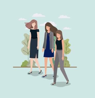 parkta yürüyüş zarif iş kadınları