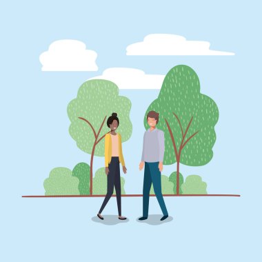 Genç çift park karakteri üzerinde yürüme