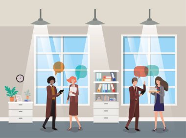 iş adamları koridor ofisinde konuşmak