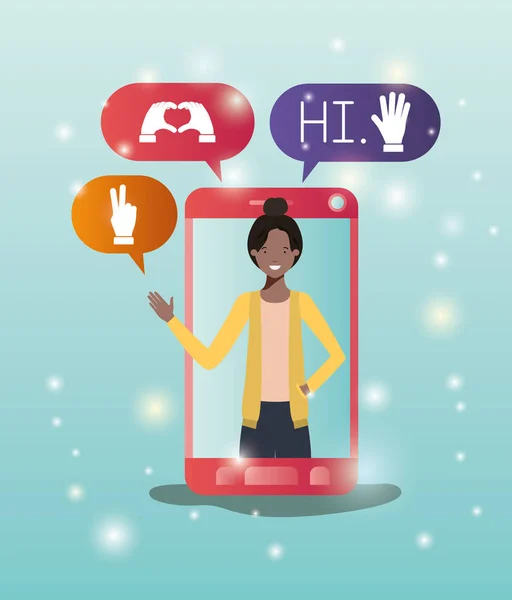 Черная женщина в смартфоне с пузырями социальных сетей — стоковый вектор