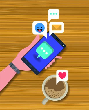 kahve fincanı ve sosyal simgeler ile Smartphone kullanarak ele