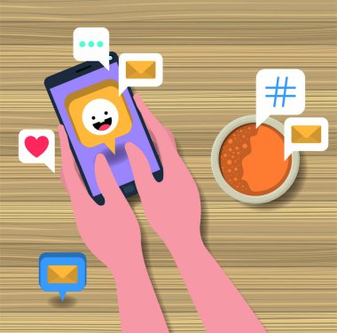 kahve fincanı ve sosyal simgeler ile Smartphone kullanarak eller