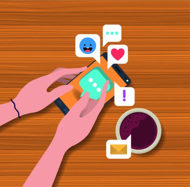 kahve fincanı ve sosyal simgeler ile Smartphone kullanarak eller