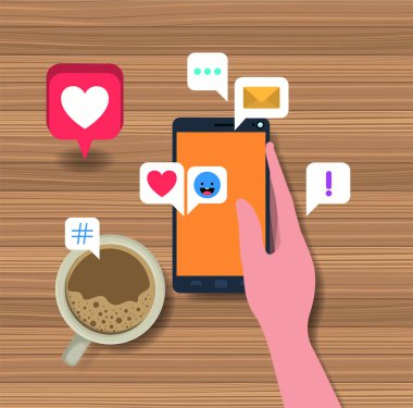 kahve fincanı ve sosyal simgeler ile Smartphone kullanarak ele