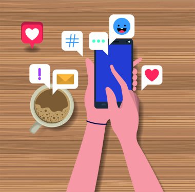 kahve fincanı ve sosyal simgeler ile Smartphone kullanarak eller