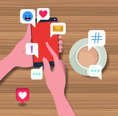 kahve fincanı ve sosyal simgeler ile Smartphone kullanarak eller