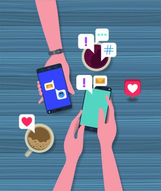 kahve fincanı ve sosyal simgeler ile akıllı telefon kullanan kişiler