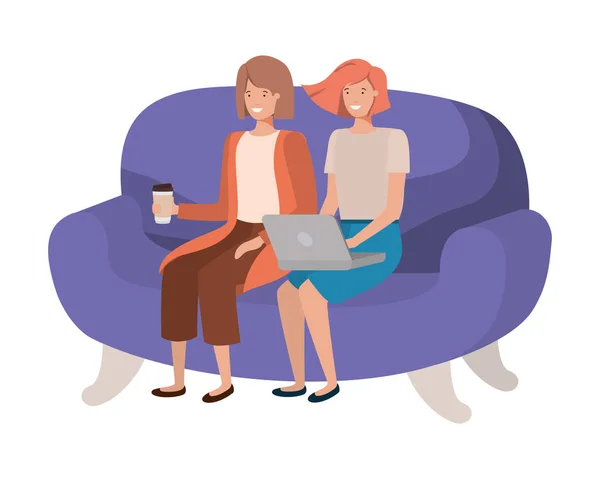 Giovani donne sedute sul divano personaggio avatar — Vettoriale Stock