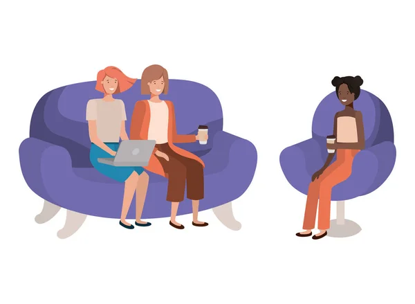 Jeunes femmes assises sur canapé avatar personnage — Image vectorielle