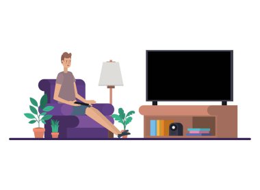TV izlerken kanepede oturan genç adam