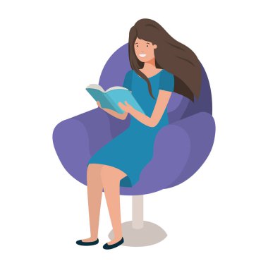 Kanepede kitap okuyan genç bir kadın.