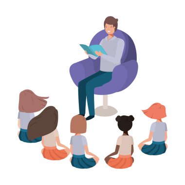 adam kanepede çocuklarla içinde kitap okumak