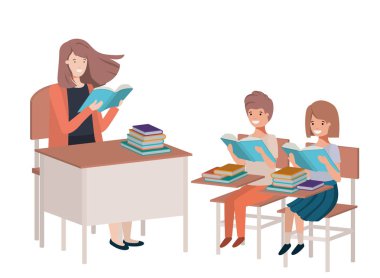 öğrencilerle sınıfta okuyan kadın öğretmen