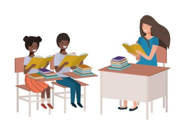 öğrencilerle sınıfta okuyan kadın öğretmen