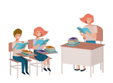 öğrencilerle sınıfta okuyan kadın öğretmen