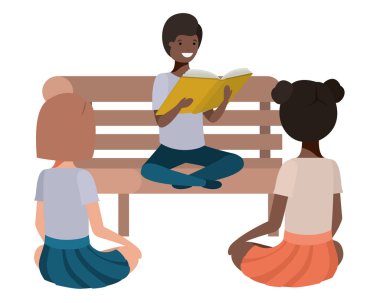 Genç etnik köken öğrencileri kitap okuyorlar